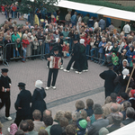 831112 Afbeelding van een volksdansgroep op de jaarmarkt in Cothen die werd gehouden ter gelegenheid van het 850-jarig ...